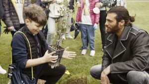 Can Yaman for Children in Aquarno for Earth Day 2022